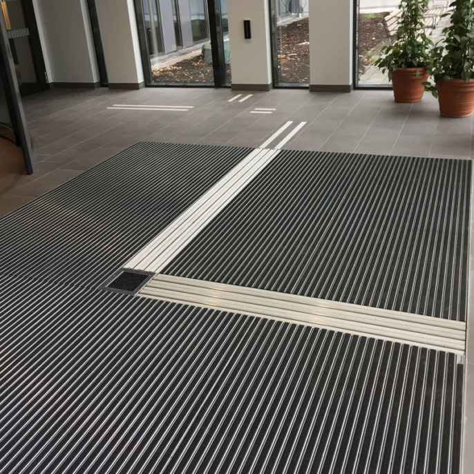 Tactile Flooring - tillgängliga entrélösningar med Entrance ALU med infällda ledstråk. Här på Alingsås Lasarett.