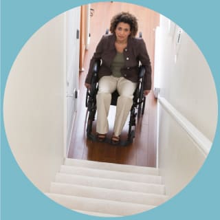 Tactile Flooring Tillgänglighetsanpassa dina lokaler. Visar en kvinna sittande i rullstol nedanför en brant trappa.