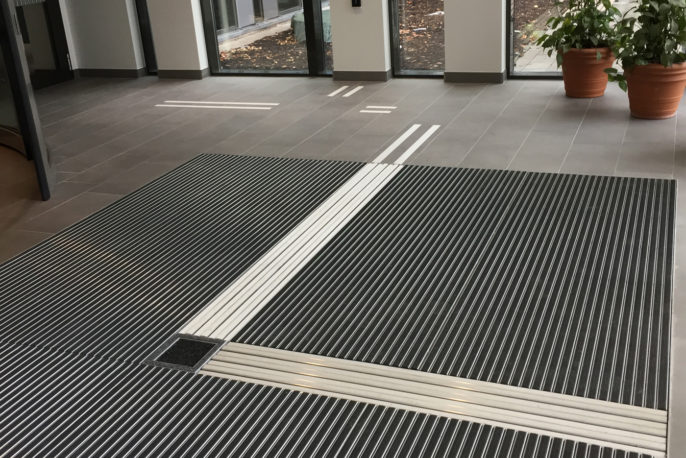 Tactile Flooring - tillgängliga entrélösningar med Entrance ALU med infällda ledstråk. Här på Alingsås Lasarett.