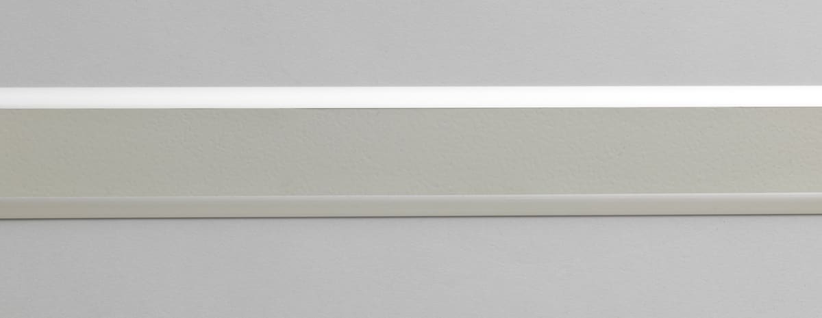 Aluminiumprofil för inomhusbruk (63 mm bred) med grått slätt inlägg.