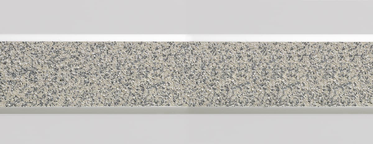 Närbild av aluminiumprofil för utomhusbruk. Här med ett grått inlägg av mineral granulat i profilen. Profilen mäter 63 x 1000 x 4 mm.