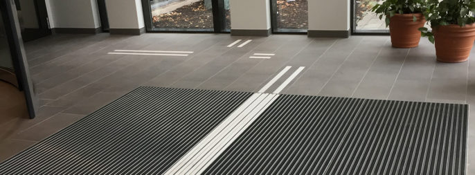 Tactile Flooring - tillgängliga entrélösningar med Entrance ALU med infällda ledstråk. Här på Alingsås Lasarett.