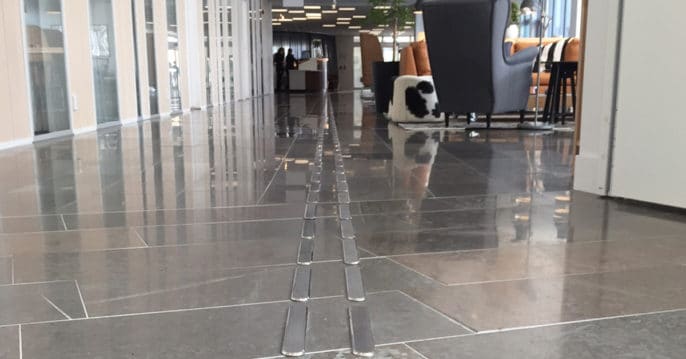 Närbild på de rostfria elementen/ledstråken som här visas i loungen på Ikea Hotell i Älmhult.