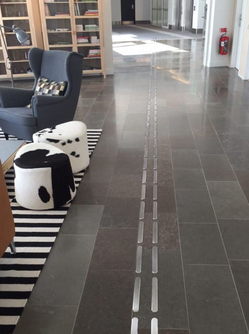 Taktila ledstråk i rostfritt stål, Line och Diamond på IKEA Hotell i Älmhult.