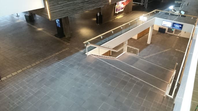 Taktila ledstråk i mässing Line på Malmö Live.