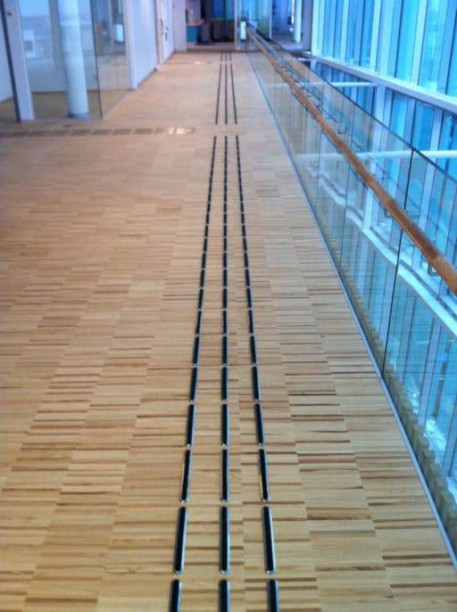 Tactile Flooring - Ledstråk element rostfritt stål med kontrasterande inlägg av TPU