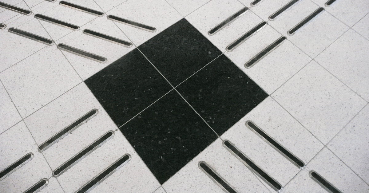 Växlande referensbilder från CNG Finspång som visar de svarta respektive vita rostfria elementen.