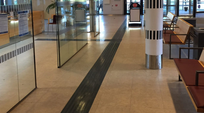 Tactile Flooring - Taktila ledstråk av gummi på Östra sjukhuset i Göteborg.