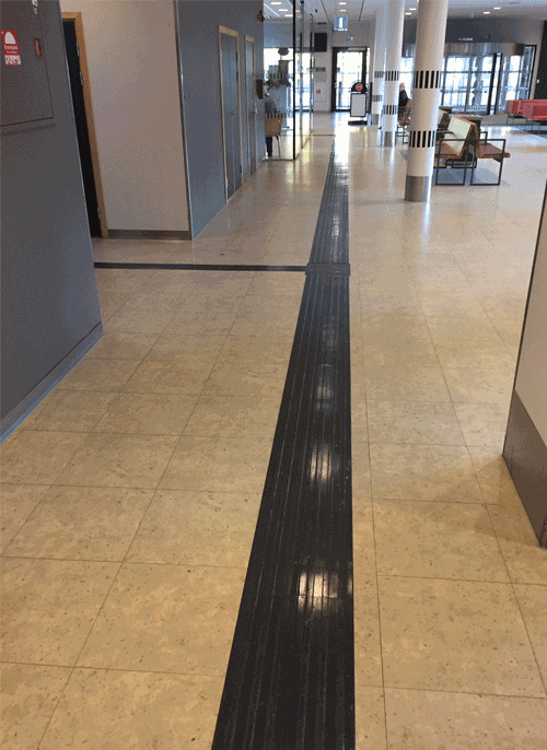 Tactile Flooring - Taktila ledstråk av gummi på Östra sjukhuset i Göteborg.