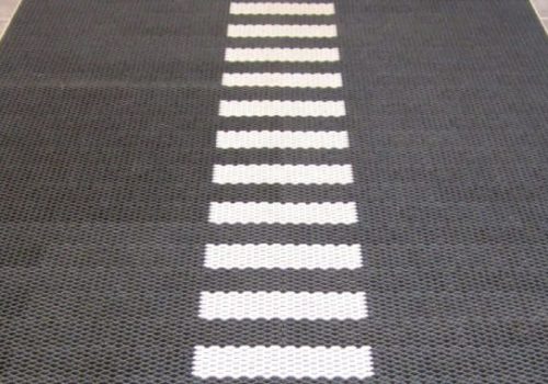 Jaguar mat with marking studs