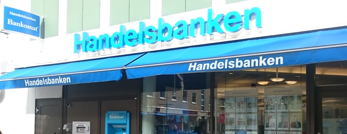 Visar fasadskylt och skyltfönster på ett av Handelsbankens kontor.