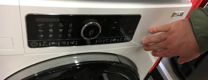 Närbild på hur reglage och display ser ut på dagens tvättmaskiner. Inte alltid så lätt att tyda när man är blind!