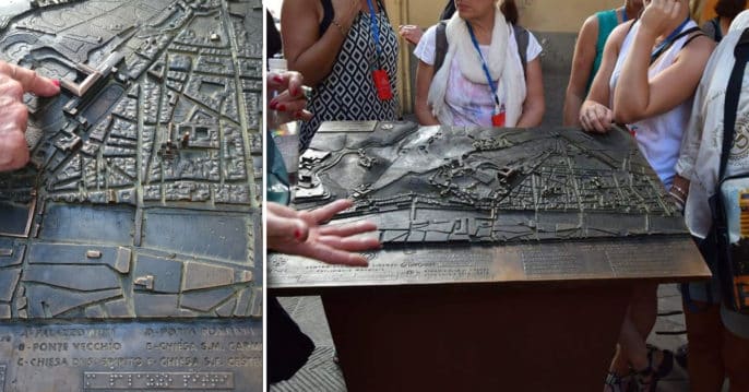 Bilder från Florens i Italien som visar en taktil karta över en stadsdel, med höjdskillnader i landskapet och byggnader som sticker upp ur kartan. Under kartan så finns information i text om vad de olika sevärdheterna är belägna på kartan (numrerade), även i punktskrift.