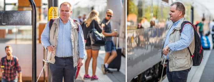Till vänster; Fredrik stöter på en skylt på stationen. Till höger; med käppen känner Fredrik av skyddstråket som talar om att perrongkanten/tåget är nära.