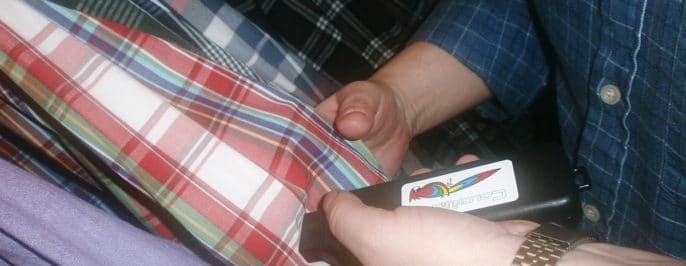Fredrik läser av skjortans färg med en färgindikator.